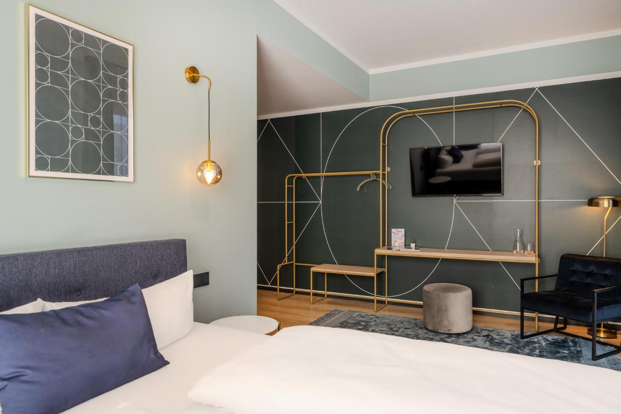 Отель The Base Berlin One Экстерьер фото