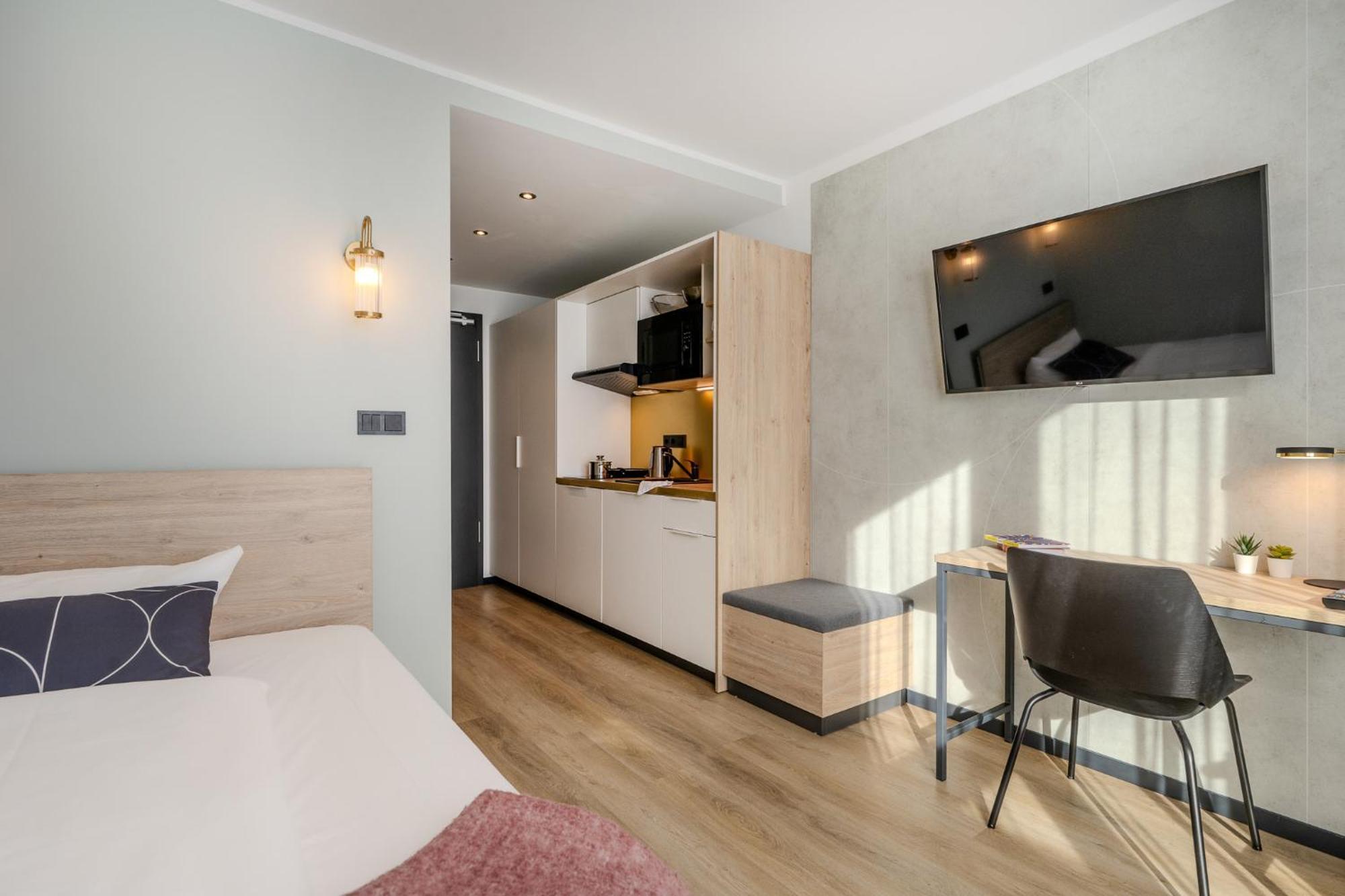 Отель The Base Berlin One Экстерьер фото