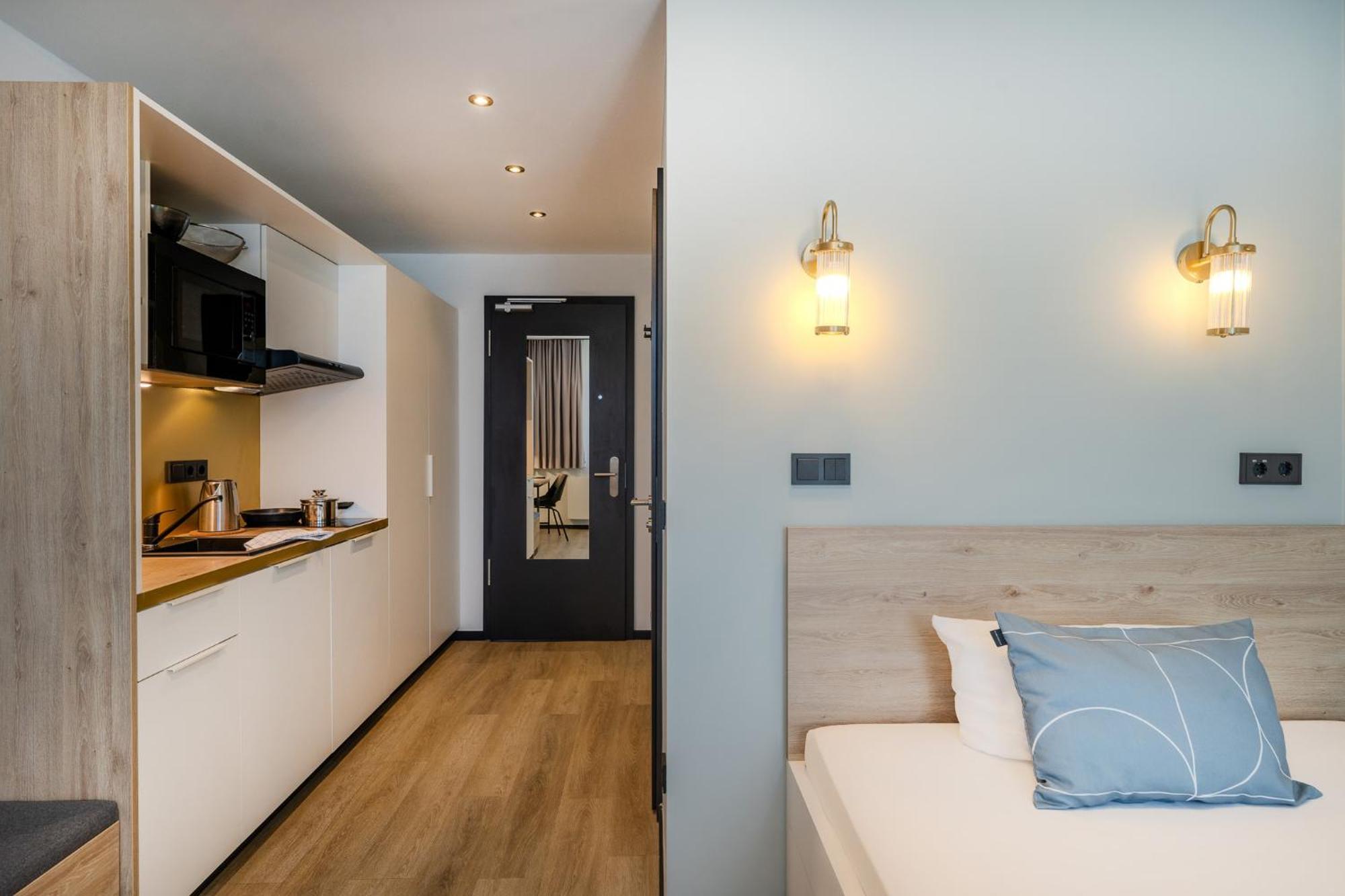 Отель The Base Berlin One Экстерьер фото