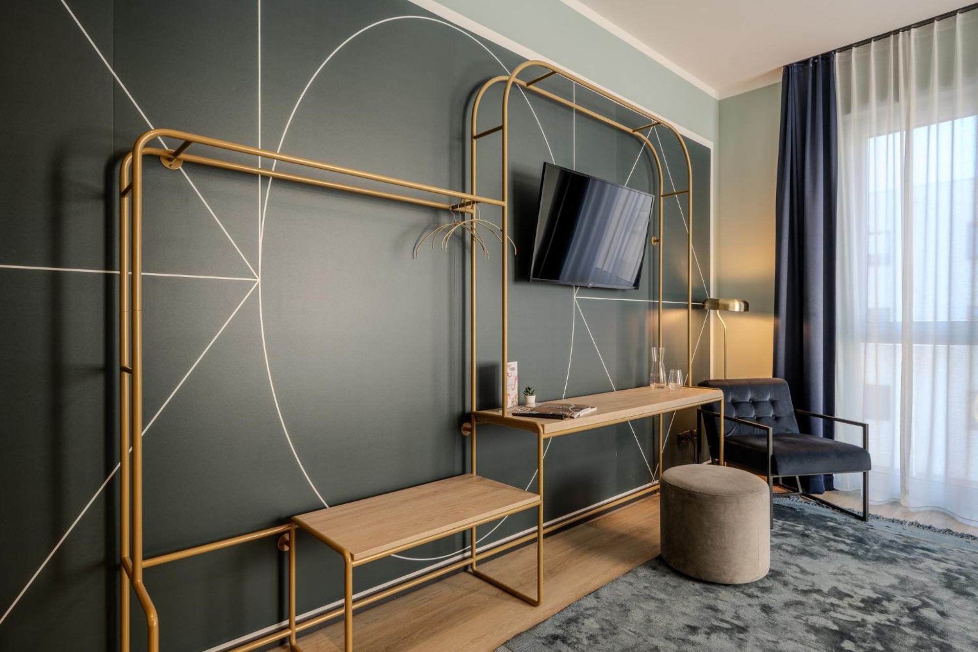 Отель The Base Berlin One Экстерьер фото